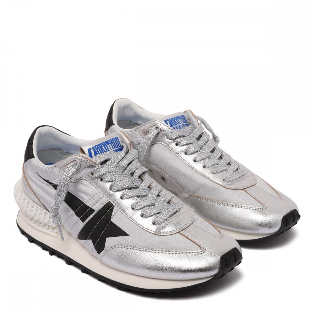 Marathon sneakers with black star