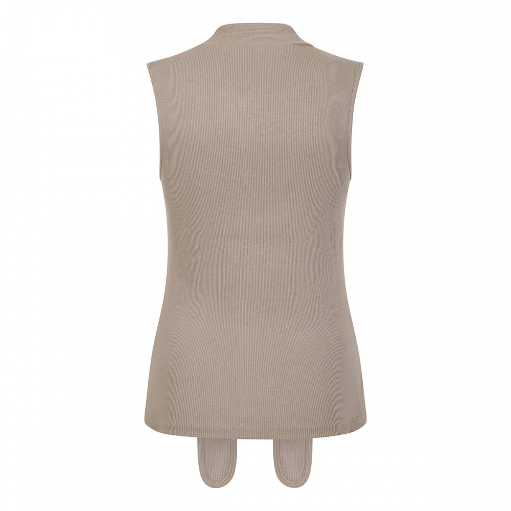 Asymmetrical fitted top